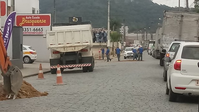 Samae e Secretaria de Obras e Serviços Públicos atuam nas obras de macrodrenagem e pavimentação da Rua Augusto Klapoth.